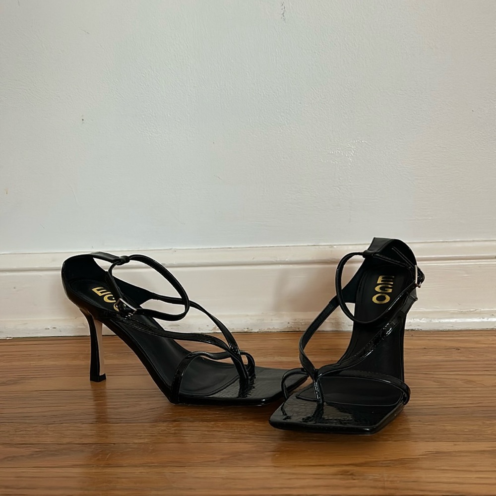 Shiny black square toed heals